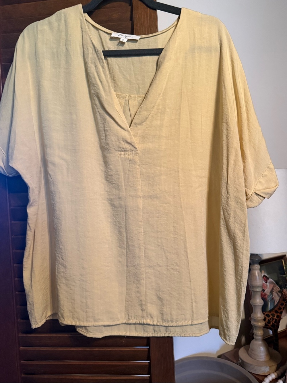 Monday Fun pale yellow top XL EUC